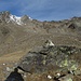 Die nächste Geländestufe ist erreicht: vor mir breitet sich der Talschluß des Lyfitales aus. Rechts oben das Ziel, die Lyfispitze; links droben die Äußere Pederspitze mit dem leicht eingeschneiten Lyfijoch (links daneben Kotenpunkt 3246 m).