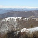 In primo piano l'Alpe Böcc (1150 m). In secondo piano il crinale che costituisce la via normale di salita al Monte Bisbino, partendo da Sagno.