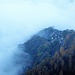 Dalla nebbia emergono i Monti Idacca