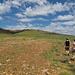 Auf geht's - ein Hut ist wegen der nahezu senkrecht stehenden Sonne neben ausreichenden Trinkvorräten auch bei kurzen Wanderungen ein Muss.