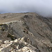 Monte Torto - Ausblick am Gipfel entlang des Gratverlaufs in etwa nordwestliche Richtung, wo die Punta Orlandino (2.273 m) die nächste Erhebung mit Namen ist.