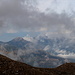 Col de Pruno - Ausblick. Über die Gipfel und durch die Täler treiben Wolkenfetzen.