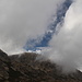 Col de Pruno - Blick zum Monte Torto. Während der Gipfel gerade noch in der Sonne lag, sorgen jetzt Wolken für düstere Stimmung.