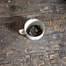 <b>Una tazzina col fondo nero di caffè dà l'impressione di un improvviso abbandono della baita.</b>