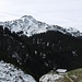 Blick von der Vorderen Achental-Grundalm über das Tal von Jochberg hinweg zum Schwarzkogel