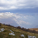 Die Julischen Alpen vor finsterer Kulisse. Im Norden ist schlechtes Wetter