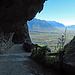 ein Stück der Alpstrasse zur Alp Rohr ist in diesen Fels gehauen worden.