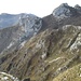 I tre Corni di Canzo in primo piano, mentre sullo sfondo si vedono il Monte Rai ed il Cornizzolo. In basso si nota il sentiero che percorrerò per dirigermi verso i Corni dopo essere sceso per un tratto attrezzato con catene. 
