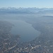 Herrlicher Blick auf die Stadt Zürich, den Zürichsee und die Glarner Alpen beim Abflug