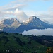 Hinüberblick zu geschätzten Gipfeln über Vierwaldstätter-, Urnersee