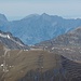 Blick über das Junsjoch, 2484m, ins Karwendel. Schade, dass ich nicht drangedacht habe, die Kalkwand rechts des Reuterturms zu fotografieren.
Ich bestieg sie schließlich nicht wie geplant, im Sommerhalbjahr, sondern am 25.02.19 nach dem Skiaufstieg zur Torwand.