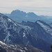Langkofel im Zoom<br />Die Gipfel ganz rechts im Hintergrund haben bei "hikr.org" keinen Wegpunkt! Ganz rechts Cima di Cece, ca. 89km entfernt.