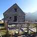 Bivacco Alpe Scaredi 1842 m - sieht aus wie eine vollwertige Berghütte - innen ist es aber eher spartanisch ausgestattet