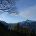 Im zunächst schattigen Aufstieg durch Herbstwald öffnet sich der Blick zu den Glarner Alpen