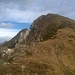 Dalla Bocchetta di Valle 1948 mt : panoramica sul Fumadiga 2010 mt, un evidente traccia di sentiero con bolli bianco/verde raggiunge la cima in dieci minuti circa.