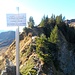 Man wandert einige Meter auf der Kante, dann passiert man ein Warnschild: "Warnung - Zur Löffelspitze keine Steiganlage". Dieses Schild ignoriert man, sonst könnt man ja nicht weitergehen.