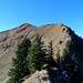 Der Grat senkt sich zwischen Melkspitze und dem nächsten Gipfel, dem Tälispitz, nur wenig, etwa 60 Meter ab. 