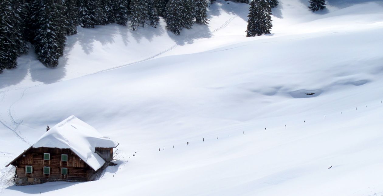 Bodenhütte in schöner Landschaft - Fotos [hikr.org]