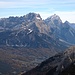 Über dem herbstlichen Talboden von Cortina wachsen Sorapis und Antelao in den Himmel.