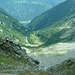 Tiefblick ins wilde Val Cramosino und weit unten Auto- und Eisenbahn