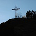 Das Kreuz des Hahnenkamms steht weit entfernt vom Gipfel!