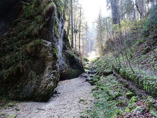 das Bachbett ist immer noch trocken - Fotos [hikr.org]
