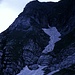 Zwei Figuren im Schneefeld