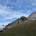 Von der Alp Loch bzw. Wis steigt man zur Scharte zwischen den Hundstein-Gipfeln hoch.