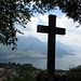 Grande croce posizionata sulla rupe che domina Civenna