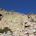 Im Aufstieg vom Refuge de l'Erco zum Monte Cinto - Wir sind richtig: Wie der korsische "Mt Cintu"-Wegweiser verrät, geht's hier mal etwas steiler nach oben (rechts).