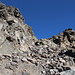 Im Aufstieg vom Refuge de l'Erco zum Monte Cinto - "Geradeaus" nach oben. Rechts ist bereits einer der seltenen Wegweiser zu erahnen...