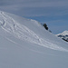 Kleines Schneebrett und Risse, heimtückisch überschneit
