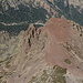 Monte Cinto - Tiefblick am Gipfel. Über den Capu Borba geht der Blick auch nach Haut Asco, wo sich ebenfalls ein möglicher Ausgangspunkt für eine Cinto-Besteigung befindet.