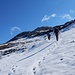 auf einer längeren Schneepassage - zur Markierungsstange für die Skiroute des Winterkorridors