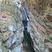 Una bella cascata su un corso d’acqua laterale: l’acqua è veramente cristallina.