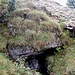 der Höhleneingang unterhalb des Gipfelgrates