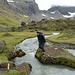 Gehört zu jeder isländischen Wanderung - die Überquerung von Bachläufen.