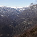 Von der Testa aus hat man das ganze Onsernonetal vor sich. Vorne das Dorf "Loco", links der Pizzo Ruscada, hinten die Berge des italienischen Teils des Tals mit der Pioda di Crana 