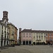 Piazza Cavour con la Torre dell'Angelo, la Torre del Comune ed al centro la statua dedicata allo statista piemontese.