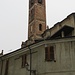 Il campanile romanico della chiesa di San Michele, risalente al XII secolo ma con alterazioni nella parte sommitale.