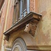 Particolare di una finestra di Palazzo Avogadro di Quinto in via del Duomo.