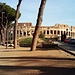 Rückblick auf das Colosseum. Links der ...