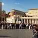 Auf dem Petersplatz, man beachte die schier endlose Warteschlange für den Zutritt zum Petersdom.