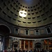 Das Innere des Pantheon, nur mit der Panoramafunktion des Handys einzufangen. Das Belichtungsloch hat einen Durchmesser von 9m, die Kuppel 43m.