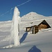 Ein gefrorener Springbrunnen an der Fritzenalm!<br />Links der Eissspitze herausgespritztes Wasser, das auf dem Foto erstarrt ist, hinter der Hütte der Hang des Mislkopfs.