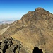 Abstieg Richtung Tizi n'Tadat, der links unterhalb der Bildmitte zu erkennen ist. Der Gipfel hinten ist der Tadat, gut 3900m hoch