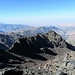 Vom Pass schweift der Blick in die Vorberge und die Ebenen nördlich des Hohen Atlas