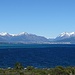 14. November. Wir verlassen Bariloche (die Stadt ist am gegenüberliegenden Ufer gut zu erkennen) und fahren entlang des Lago Nahuel Huapi auf der legendären RN 40 nach San Martín de los Andes.