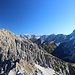 grandioser Gipfelblick nach Osten: vorne die Erlspitze, hinten Karwendelprominenz