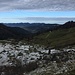 Vom Fahrweg in gerader Linie auf den Wanderweg queren